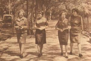 1) Before departing, the scientists go for a walk around Buenos Aires.