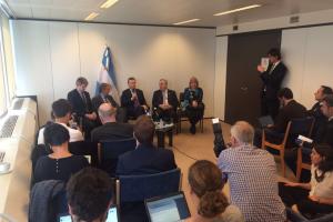 Conferencia de Prensa en Embajadas argentinas: Mauricio Macri, Marcos Peña, Juan Schiaretti, Passalaqua y Susana Malcorra (2/5)