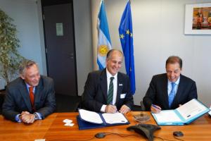 Mario Verón Guerra, Embajador de la República Argentina ante la UE; Jorge Dillon, Presidente SENASA y Xavier Prats Monné (CE)
