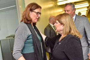La Canciller Susana Malcorra y el Embajador Argentino ante la UE, Mario Verón Guerra, con la Comisario Cecilia Mälmstrom.