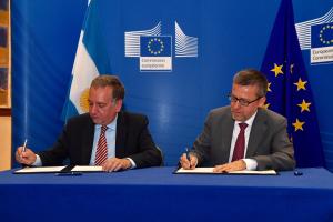 El Ministo Barañao y el Comisario Moedas firman el Acuerdo Administrativo en Cooperación para la Innovación y la Investigación Marina. 