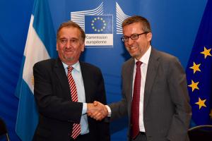 El Ministo Barañao y el Comisario Moedas firman el Acuerdo Administrativo en Cooperación para la Innovación y la Investigación Marina. 