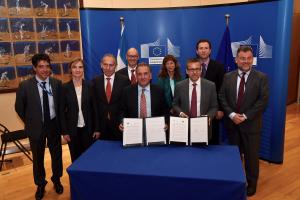 El Ministo Barañao y el Comisario Moedas junto a sus equipos tras firmar el Acuerdo Administrativo en Cooperación para la Innovación y la Investigación Marina. 